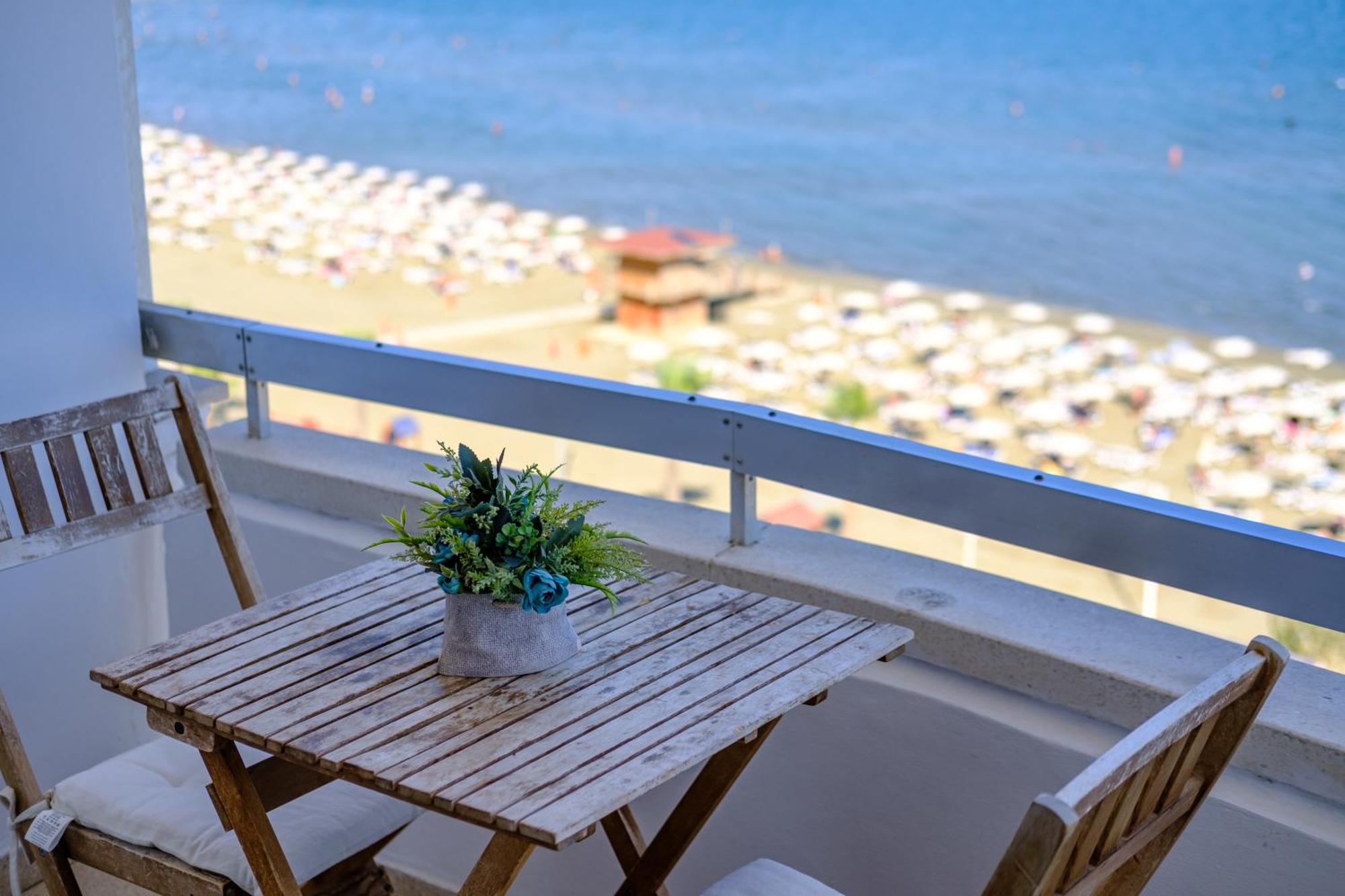 Lazuli Sea View Beachfront- Ap 61 Larnaca Exteriér fotografie